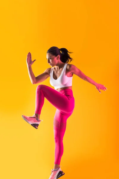 Atletisk Kvinna Med Fitness Sportkläder Traning Vacker Flicka Gör Fitness — Stockfoto