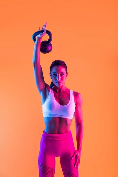 身强体壮的女运动员 在演播室健身的漂亮女孩 — 图库照片