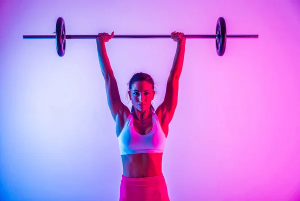 Spor Kıyafetleri Giymiş Atletik Bir Kadın Stüdyoda Spor Yapıyor — Stok fotoğraf