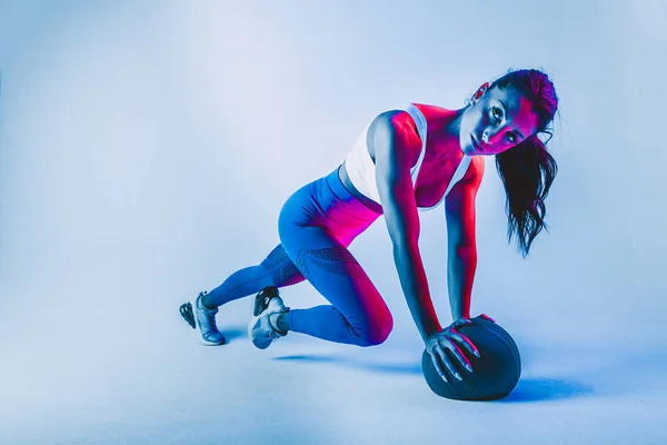 フィットネススポーツウェアのトランスリングを持つアスレチック女性 スタジオでフィットネスを行う美しい女の子 — ストック写真