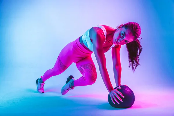 Sportliche Frau Mit Fitness Sportbekleidung Schönes Mädchen Beim Fitnesstraining Studio — Stockfoto