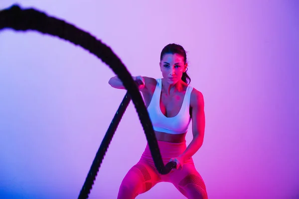 フィットネススポーツウェアのトランスリングを持つアスレチック女性 スタジオでフィットネスを行う美しい女の子 — ストック写真