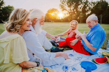 Bir grup genç son sınıf öğrencisi dışarıda eğleniyor- dört emekli dışarıda kaynaşıyor, yaşam tarzı ve yaşlılar hakkında görüşler var.