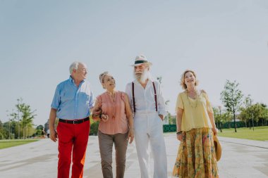 Bir grup genç son sınıf öğrencisi dışarıda eğleniyor- dört emekli dışarıda kaynaşıyor, yaşam tarzı ve yaşlılar hakkında görüşler var.