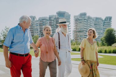 Bir grup genç son sınıf öğrencisi dışarıda eğleniyor- dört emekli dışarıda kaynaşıyor, yaşam tarzı ve yaşlılar hakkında görüşler var.