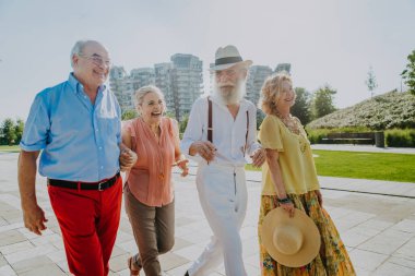 Bir grup genç son sınıf öğrencisi dışarıda eğleniyor- dört emekli dışarıda kaynaşıyor, yaşam tarzı ve yaşlılar hakkında görüşler var.