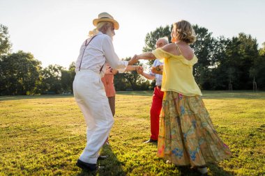 Bir grup genç son sınıf öğrencisi dışarıda eğleniyor- dört emekli dışarıda kaynaşıyor, yaşam tarzı ve yaşlılar hakkında görüşler var.