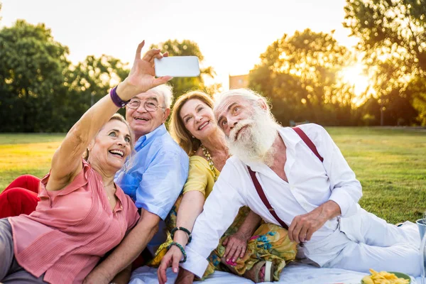 Group Youthful Seniors Having Fun Outdoors Four Pensioners Bonding Outdoors — Stock Photo, Image