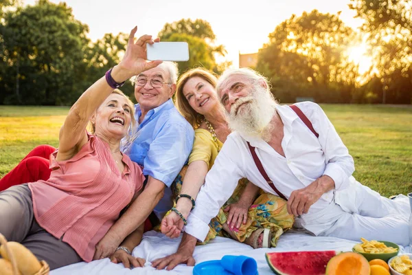 Gruppo Giovani Anziani Che Divertono All Aperto Quattro Pensionati Che — Foto Stock