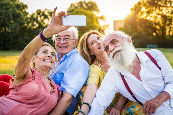 Ungdomliga Seniorer Som Roar Sig Utomhus Fyra Pensionärer Som Förenar — Stockfoto