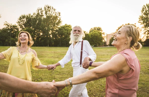 Gruppe Jugendlicher Senioren Hat Spaß Der Frischen Luft Vier Rentner — Stockfoto