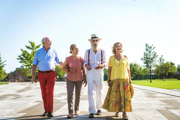 Fiatal Idősek Csoportja Akik Jól Érzik Magukat Szabadban Négy Nyugdíjas — Stock Fotó