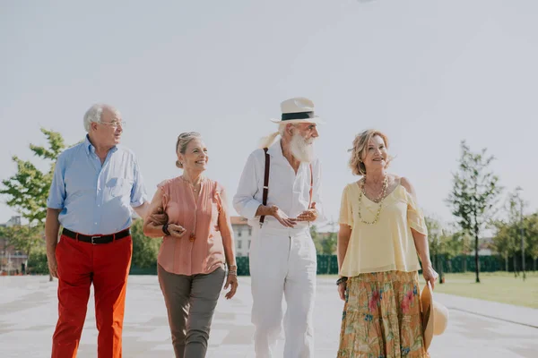 Group Youthful Seniors Having Fun Outdoors Four Pensioners Bonding Outdoors — Stock Photo, Image