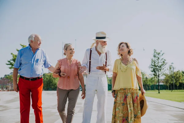 Ungdomliga Seniorer Som Roar Sig Utomhus Fyra Pensionärer Som Förenar — Stockfoto