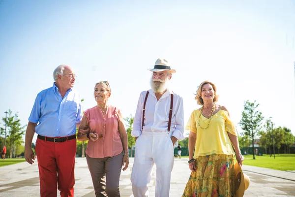 Groupe Jeunes Aînés Qui Amusent Extérieur Quatre Pensionnés Qui Lient — Photo