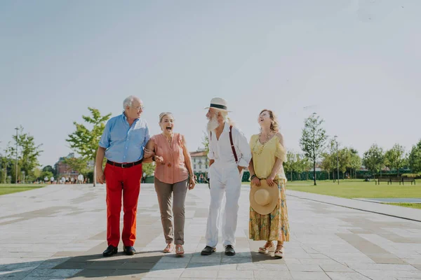 Group Youthful Seniors Having Fun Outdoors Four Pensioners Bonding Outdoors — Stock Photo, Image