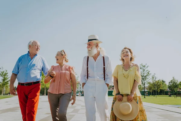 Groupe Jeunes Aînés Qui Amusent Extérieur Quatre Pensionnés Qui Lient — Photo