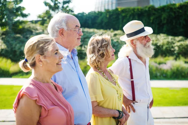 Groupe Jeunes Aînés Qui Amusent Extérieur Quatre Pensionnés Qui Lient — Photo