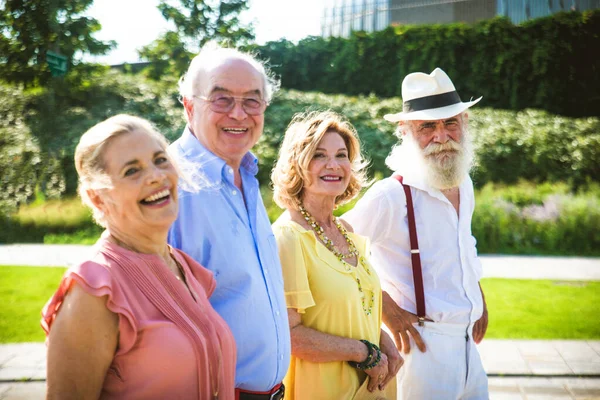 Groupe Jeunes Aînés Qui Amusent Extérieur Quatre Pensionnés Qui Lient — Photo