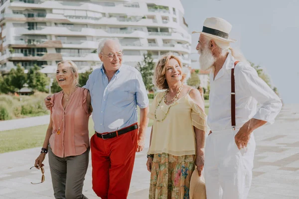 Group Youthful Seniors Having Fun Outdoors Four Pensioners Bonding Outdoors — Stock Photo, Image