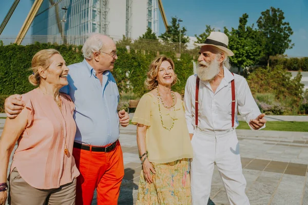 Group Youthful Seniors Having Fun Outdoors Four Pensioners Bonding Outdoors — Stock Photo, Image