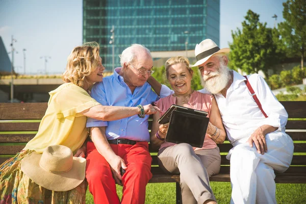 Gruppo Giovani Anziani Che Divertono All Aperto Quattro Pensionati Che — Foto Stock