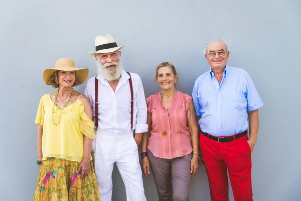 一群在户外享乐的年轻长者 四位在户外联姻的退休人士 生活方式的概念及长者 — 图库照片