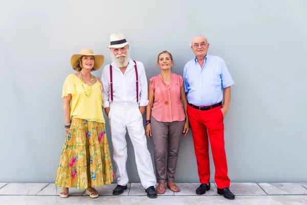 Grup Seniori Tineri Care Distrează Aer Liber Patru Pensionari Care — Fotografie, imagine de stoc