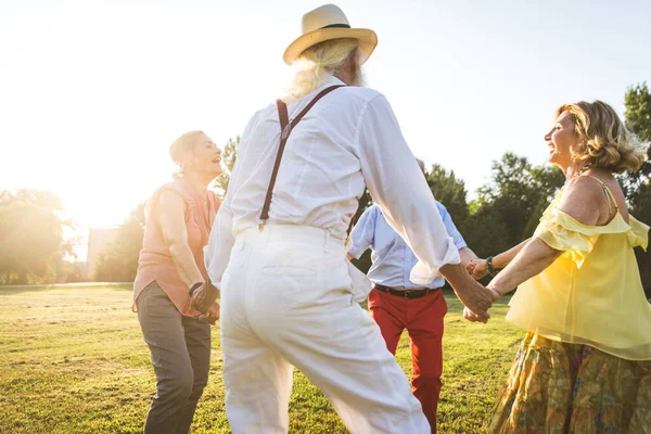 Gruppo Giovani Anziani Che Divertono All Aperto Quattro Pensionati Che — Foto Stock