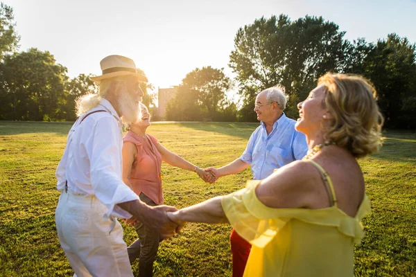 Ungdomliga Seniorer Som Roar Sig Utomhus Fyra Pensionärer Som Förenar — Stockfoto