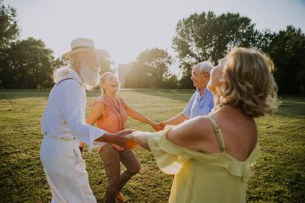 Gruppo Giovani Anziani Che Divertono All Aperto Quattro Pensionati Che — Foto Stock