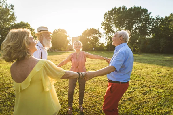 Gruppe Jugendlicher Senioren Hat Spaß Der Frischen Luft Vier Rentner — Stockfoto