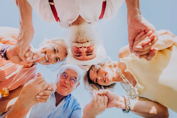 Группа Молодых Пенсионеров Веселящихся Свежем Воздухе Четыре Пенсионера Объединяются Открытом — стоковое фото