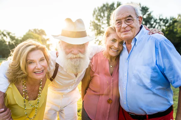 Skupina Mladých Seniorů Baví Venku Čtyři Důchodci Lepení Venku Pojmy — Stock fotografie