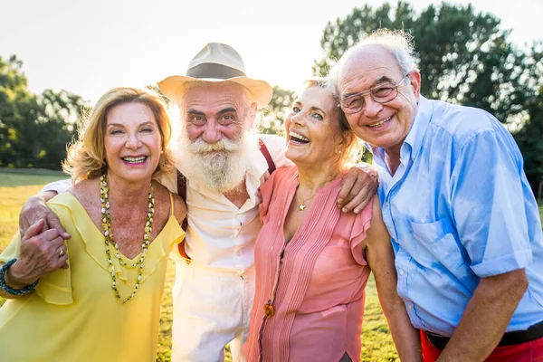 Group Youthful Seniors Having Fun Outdoors Four Pensioners Bonding Outdoors — Stock Photo, Image