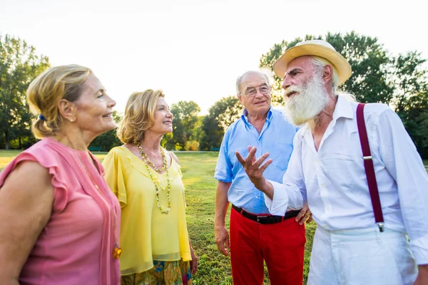 Skupina Mladých Seniorů Baví Venku Čtyři Důchodci Lepení Venku Pojmy — Stock fotografie