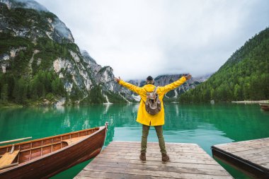 Braies, İtalya 'daki bir alp gölünü gezen gezgin - Yürüyüş kıyafetli turist sonbahar yaprakları arasında tatilde eğleniyor - seyahat, yaşam tarzı ve seyahat tutkusu kavramları