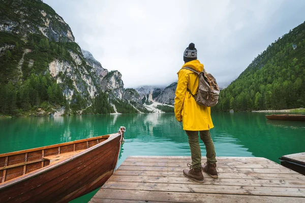 Viajante Visitando Lago Alpino Braies Itália Turista Com Roupa Caminhada — Fotografia de Stock