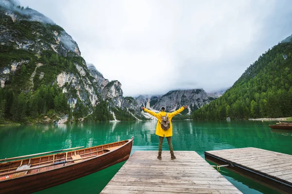 Reisender Besuch Einem Bergsee Prags Italien Tourist Mit Wanderkleidung Macht — Stockfoto