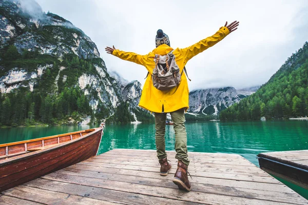 Reisender Besuch Einem Bergsee Prags Italien Tourist Mit Wanderkleidung Macht — Stockfoto