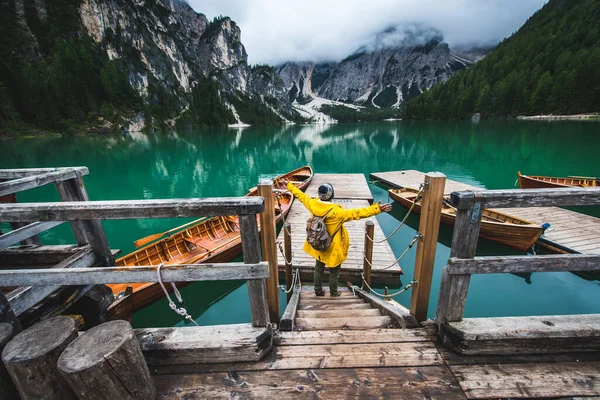 Viajante Visitando Lago Alpino Braies Itália Turista Com Roupa Caminhada — Fotografia de Stock