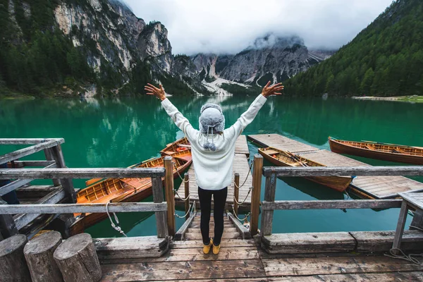 Hermosa Mujer Visitando Lago Alpino Braies Italia Turista Con Equipo — Foto de Stock