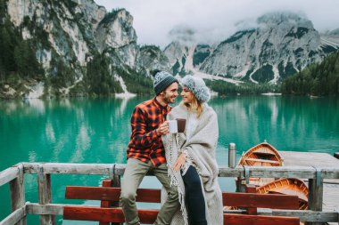 Braies, İtalya 'da bir dağ gölünü ziyaret eden genç ve güzel bir çift - sonbahar yaprakları arasında tatil yapan yürüyüş kıyafetli turistler - seyahat, yaşam tarzı ve seyahat tutkusu kavramları