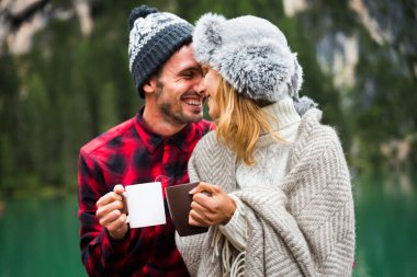 Braies, İtalya 'da bir dağ gölünü ziyaret eden genç ve güzel bir çift - sonbahar yaprakları arasında tatil yapan yürüyüş kıyafetli turistler - seyahat, yaşam tarzı ve seyahat tutkusu kavramları