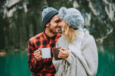 Braies, İtalya 'da bir dağ gölünü ziyaret eden genç ve güzel bir çift - sonbahar yaprakları arasında tatil yapan yürüyüş kıyafetli turistler - seyahat, yaşam tarzı ve seyahat tutkusu kavramları
