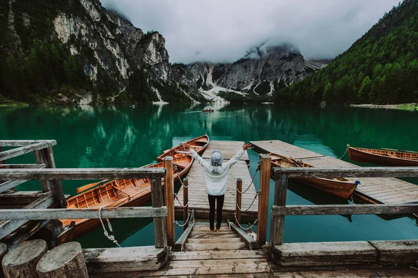 Hermosa Mujer Visitando Lago Alpino Braies Italia Turista Con Equipo — Foto de Stock