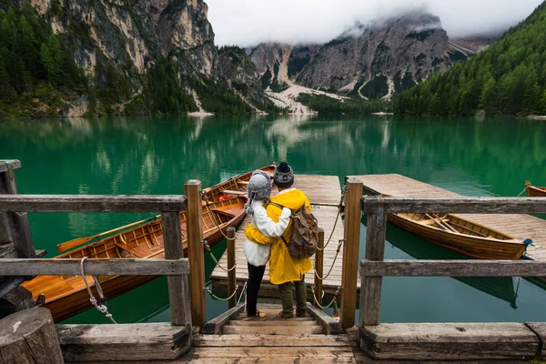 Schönes Paar Junger Erwachsener Besuch Einem Bergsee Bei Prags Italien — Stockfoto