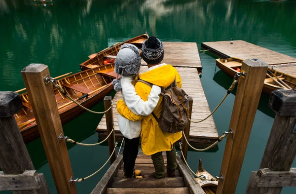 Bella Coppia Giovani Adulti Che Visitano Lago Alpino Braies Italia — Foto Stock