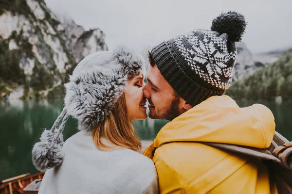 Belo Casal Jovens Adultos Que Visitam Lago Alpino Braies Itália — Fotografia de Stock