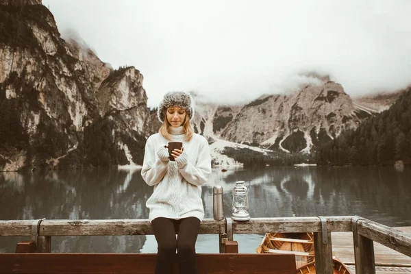 Bella Donna Che Visita Lago Alpino Braies Italia Turista Con — Foto Stock